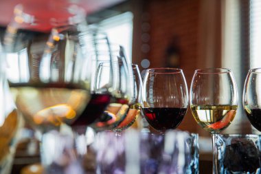 gözlük bir restoranda alkollü içecekler