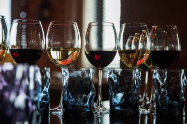 gözlük bir restoranda alkollü içecekler