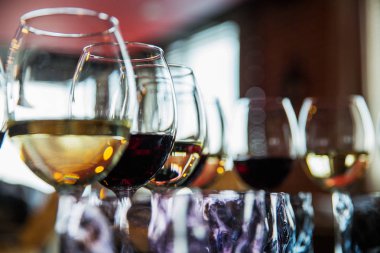 gözlük bir restoranda alkollü içecekler