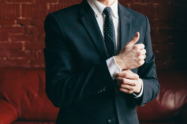 Ofis siyah kostümlü adam. Başarılı bir iş adamı