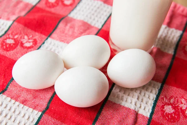 Huevos Pollo Blanco Mantel Rojo — Foto de Stock