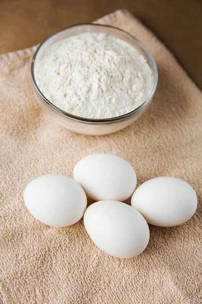 Huevos Pollo Blanco Tazón Con Harina Mantel Marrón — Foto de Stock