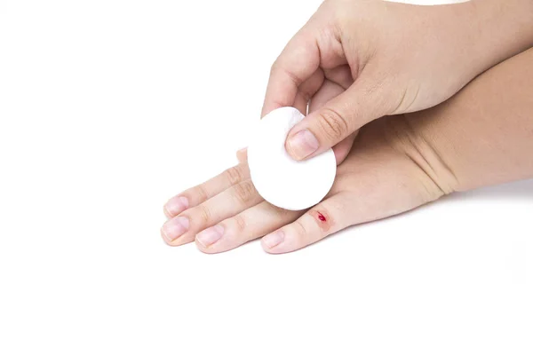Mano de las hembras con herida en el dedo sobre fondo blanco —  Fotos de Stock