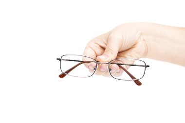 Dişinin el Glasse beyaz arka plan üzerinde tutarak. El gözlük. Beyaz izole