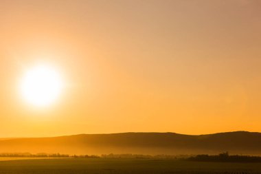 Dağların silueti. Vahşi doğanın güzel manzarası. Için