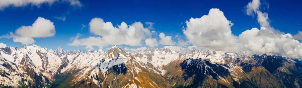 Havas hegyek panorámája. Gyönyörű táj a természetben. — Stock Fotó