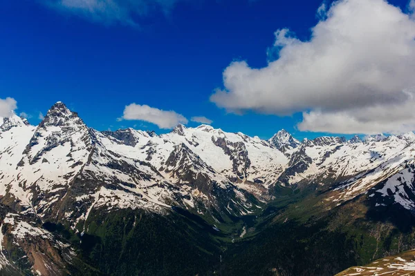Montañas nevadas. Hermoso paisaje de montañas y cielo azul — Foto de Stock