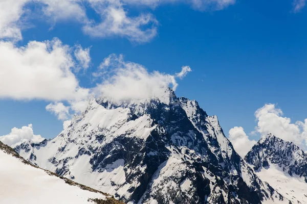 Снежные горы. Красивый пейзаж гор и голубого неба — стоковое фото