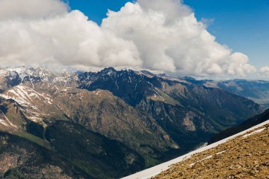 Karlı dağlar. Dağların ve mavi gökyüzünün güzel manzarası