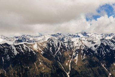 Karlı dağlar. Dağların ve mavi gökyüzünün güzel manzarası