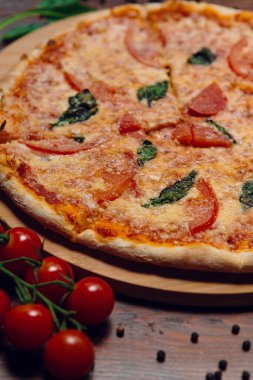 Restorandaki ahşap masada pizza.