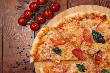 Restorandaki ahşap masada pizza.