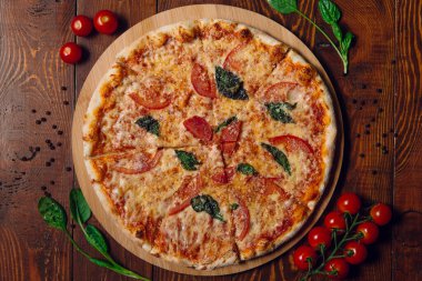 Restorandaki ahşap masada pizza.