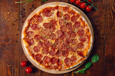 biberli pizza bir tablo