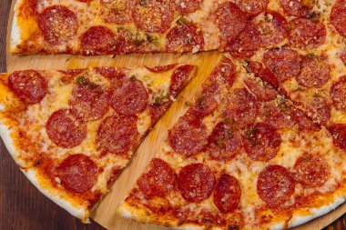 biberli pizza bir tablo