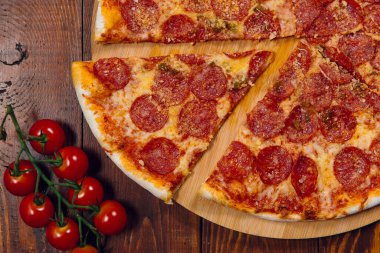 biberli pizza bir tablo