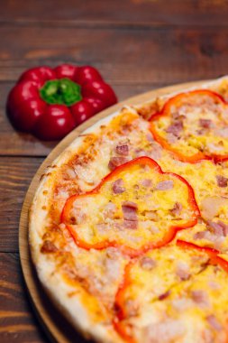 Restorandaki ahşap masada pizza.