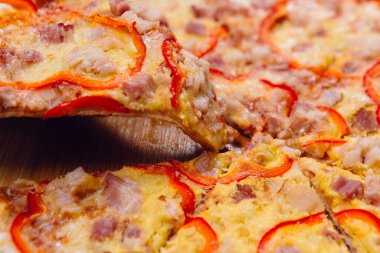 Restorandaki ahşap masada pizza.