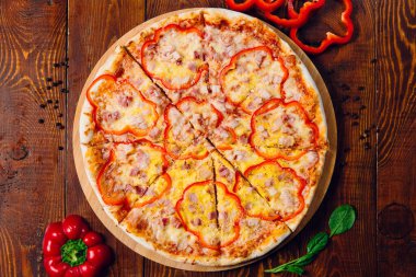 Restorandaki ahşap masada pizza.