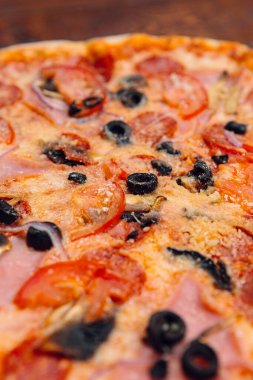 Restorandaki ahşap masada pizza.