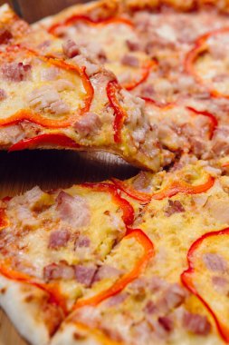 Restorandaki ahşap masada pizza.