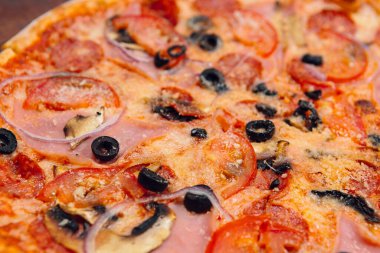 Restorandaki ahşap masada pizza.