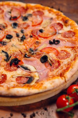 Restorandaki ahşap masada pizza.