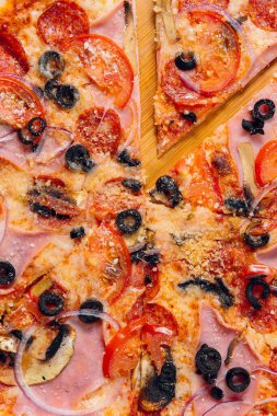 Restorandaki ahşap masada pizza.