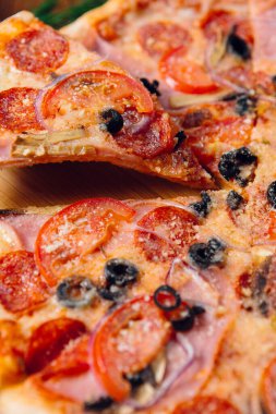 Restorandaki ahşap masada pizza.