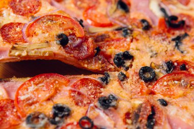 Restorandaki ahşap masada pizza.