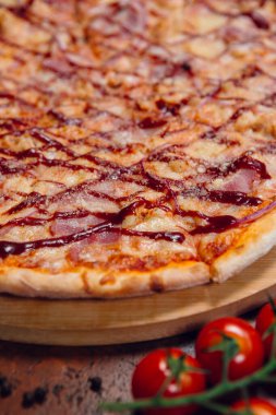 Ahşap masadaki bir restoranda ızgara pizza.