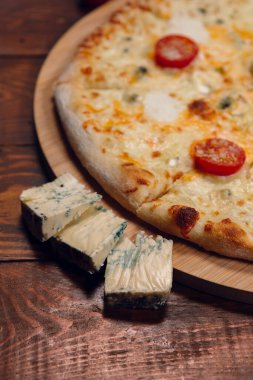 Restoranda dört peynirli pizza.