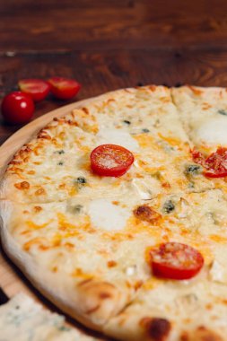 Restoranda dört peynirli pizza.