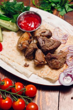 Soğanlı ve sebzeli şiş kebap.