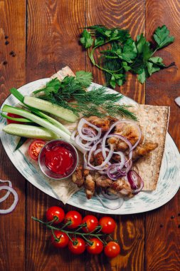 Soğanlı ve sebzeli şiş kebap.