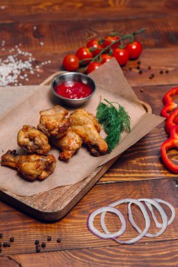 Lokantada kızarmış tavuk, ketçaplı nugget.