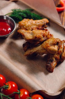 Lokantada kızarmış tavuk, ketçaplı nugget.