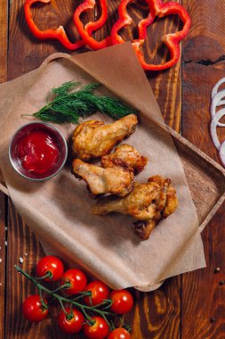 Lokantada kızarmış tavuk, ketçaplı nugget.