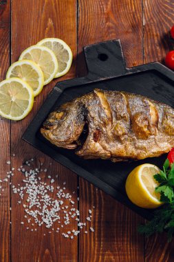 Restoranda kızarmış balık, Dorado ekmeği.