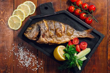 Restoranda kızarmış balık, Dorado ekmeği.