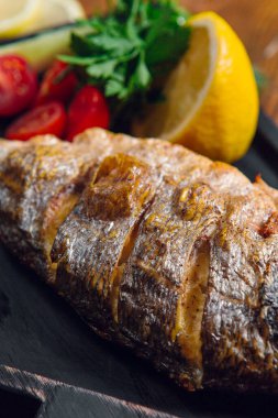 Restoranda kızarmış balık, Dorado ekmeği.