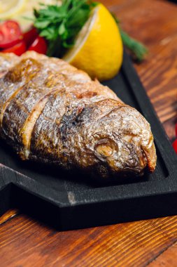 Restoranda kızarmış balık, Dorado ekmeği.