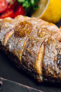 Restoranda kızarmış balık, Dorado ekmeği.