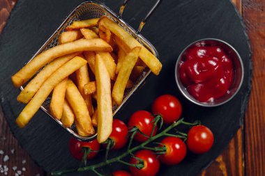 Restorandaki bir masada patates kızartması. Fast food, abur cubur