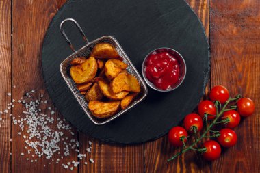 Restorandaki bir masada patates kızartması. Fast food, abur cubur