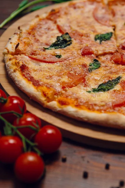 Pizza Uma Mesa Madeira Restaurante — Fotografia de Stock