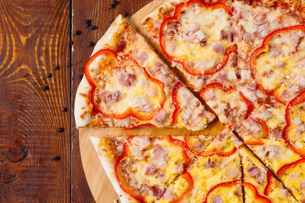 Pizza Auf Einem Holztisch Restaurant — Stockfoto