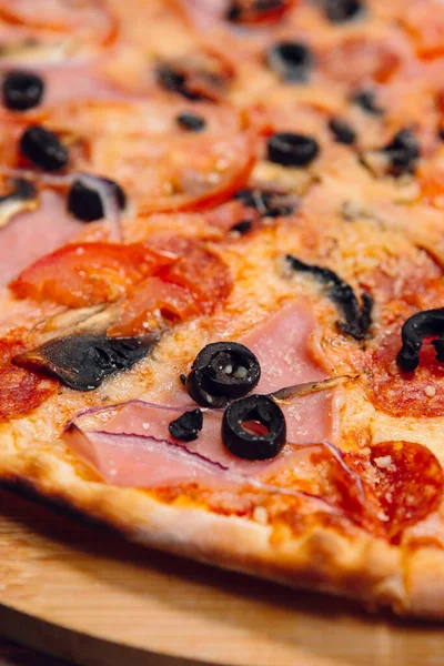 Pizza Uma Mesa Madeira Restaurante — Fotografia de Stock