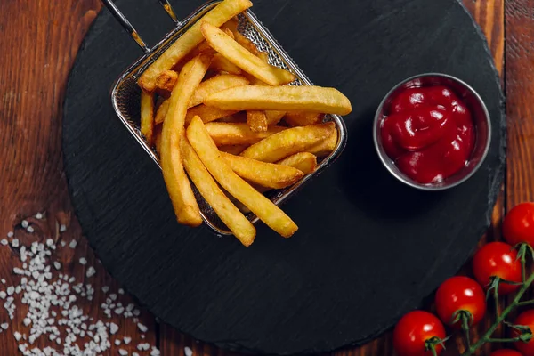 Pommes Einem Korb Auf Einem Tisch Einem Restaurant Fast Food — Stockfoto