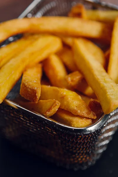 Restorandaki bir masada patates kızartması. Fast food, abur cubur